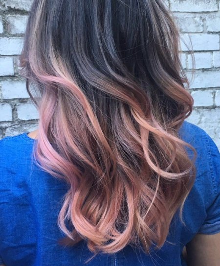 Hair has been coloured with wella prelighteners and then toned into a soft blend of rosegold tones including Olaplex by Thea at the klinikl haiurdressing London 