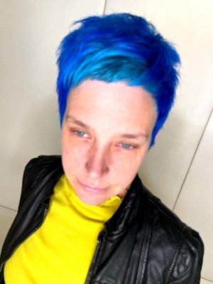 short pixie cut blue hair on a girl with a yellow tshirt at the klinik salon